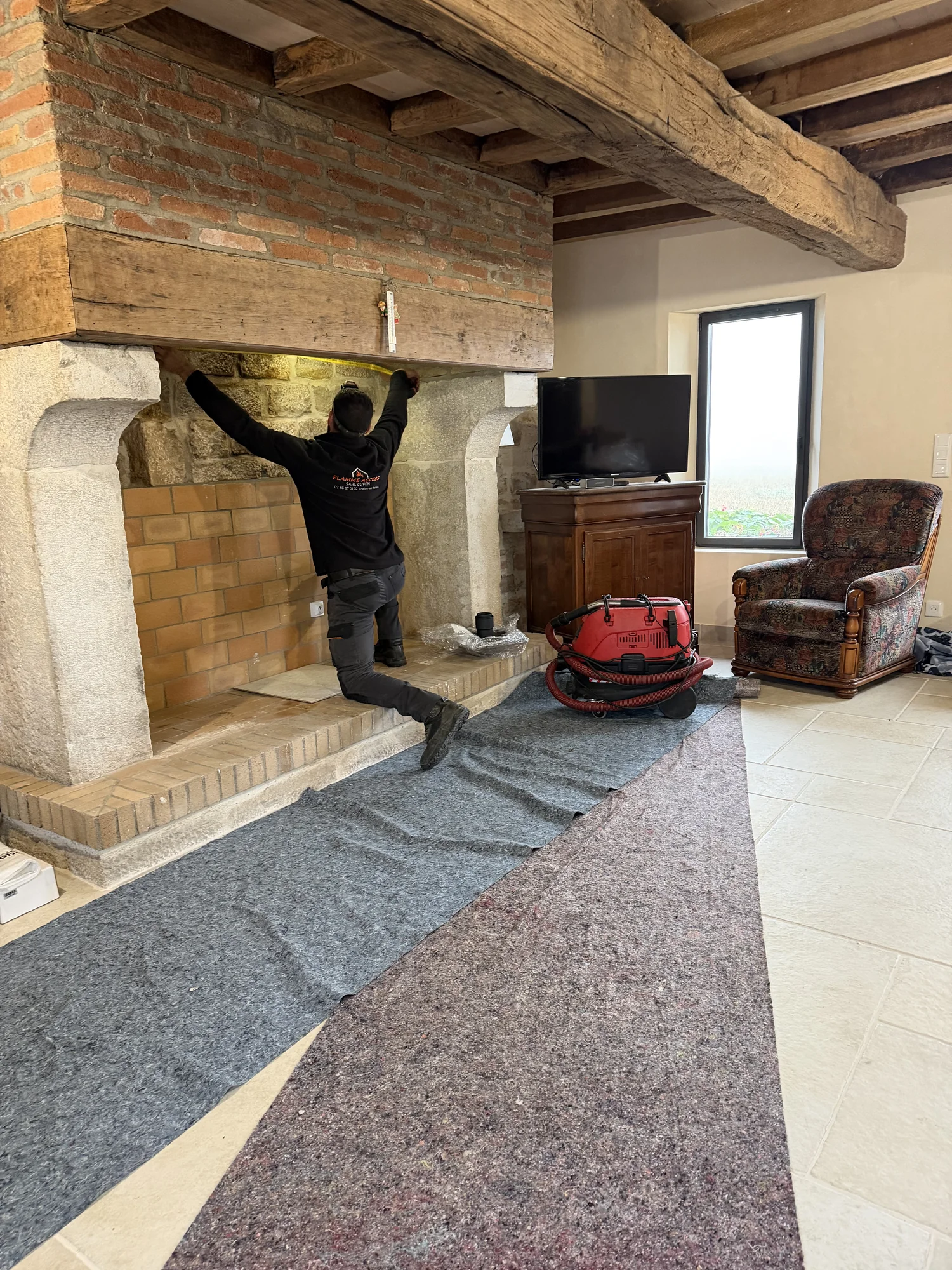Préparation du chantier dans une grande cheminée ancienne Préparation du chantier dans une grande cheminée ancienne | Flamme Access