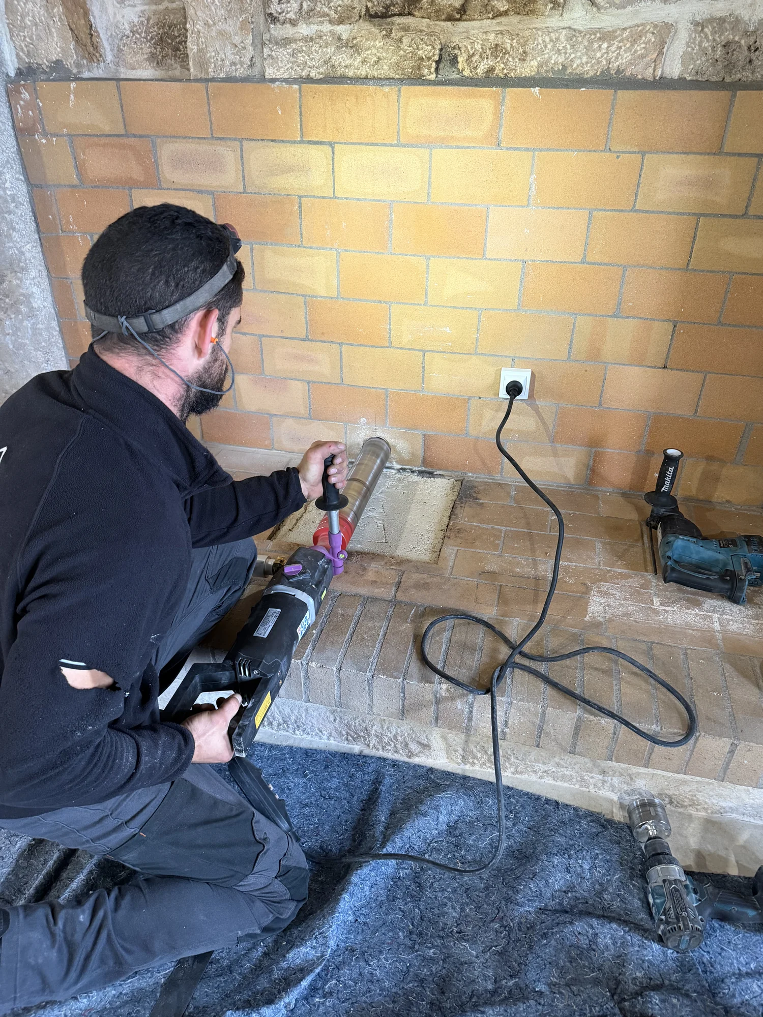 Carottage d'une cheminée avant la pose d'un poêle à granulés à Montret (71) Carottage d'une cheminée avant la pose d'un poêle à granulés à Montret (71) | Flamme Access