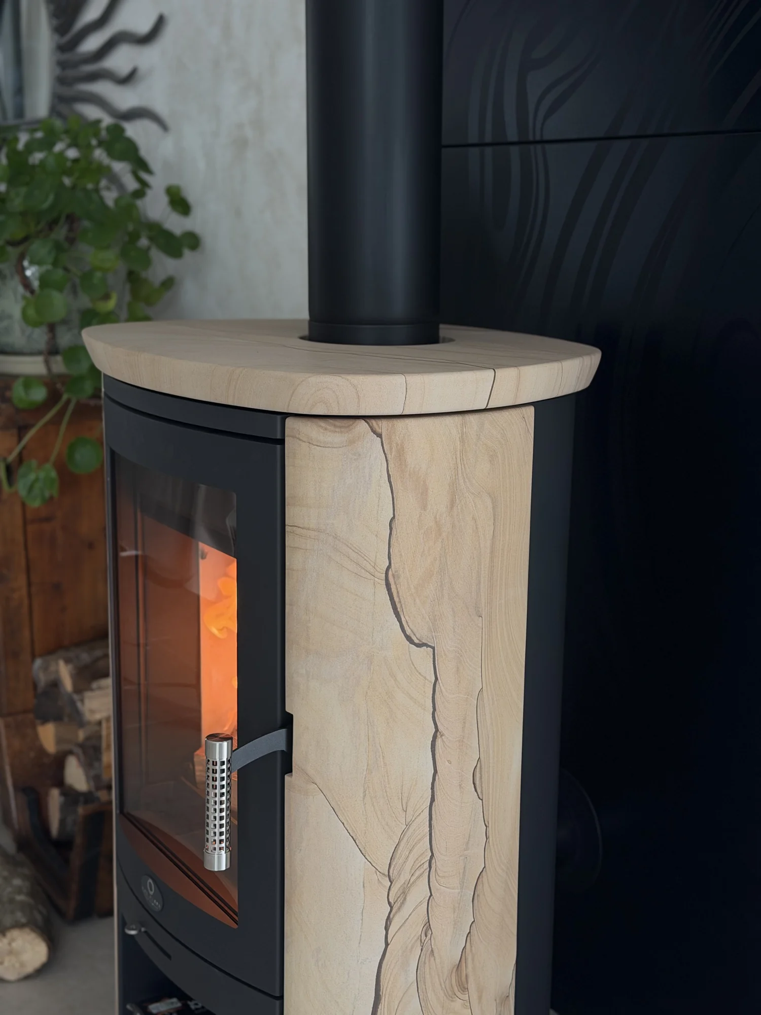 Détail de l'habillage en pierre naturelle d'un poêle à bois Détail de l'habillage en pierre naturelle d'un poêle à bois | Flamme Access