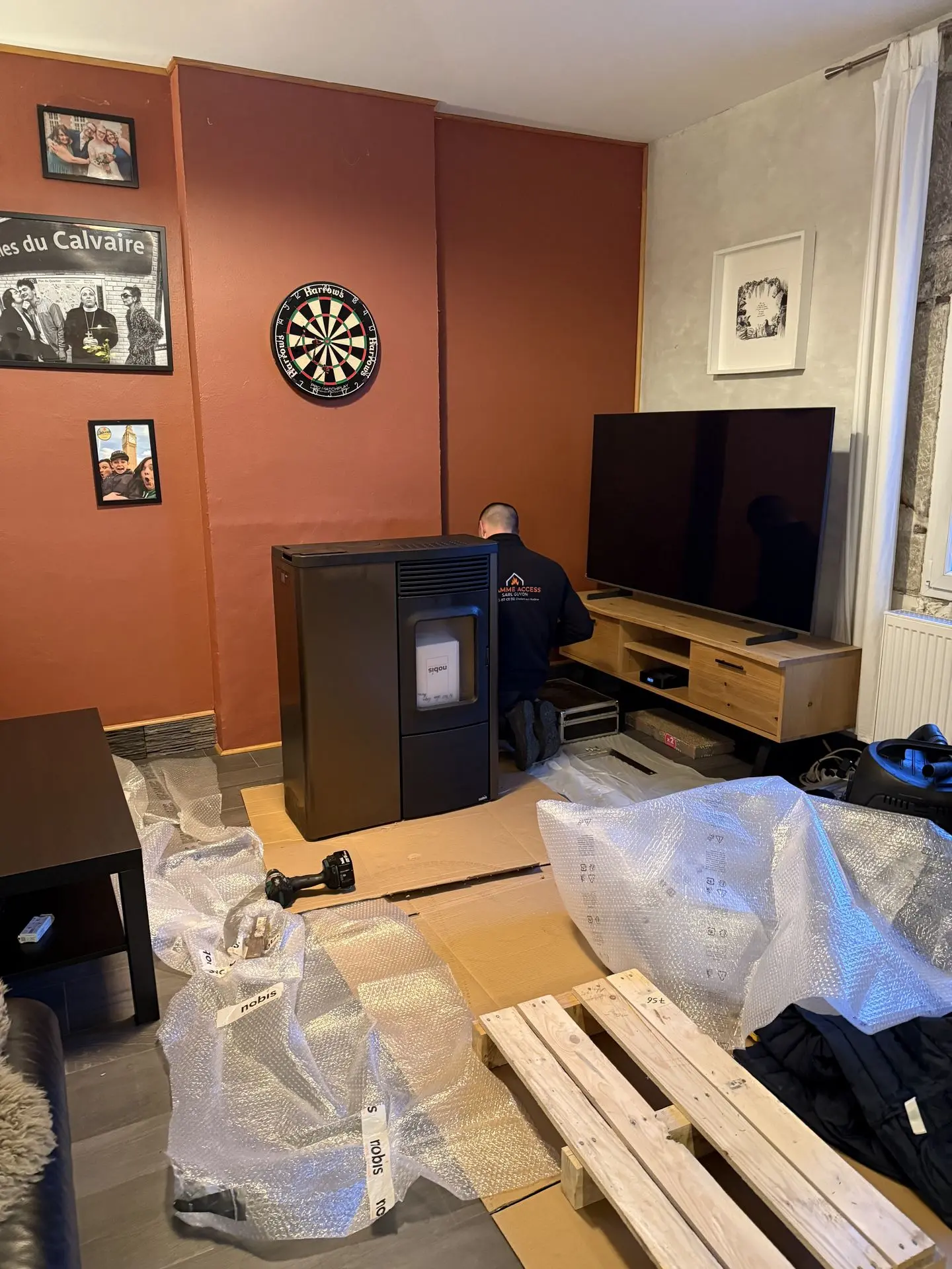 Chantier Flamme Access : sols protégés pendant l'installation d'un poêle